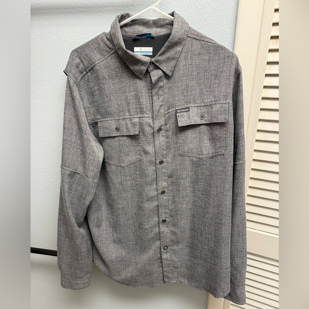 Columbia Men's Casual Button-Down Shirt in Gray